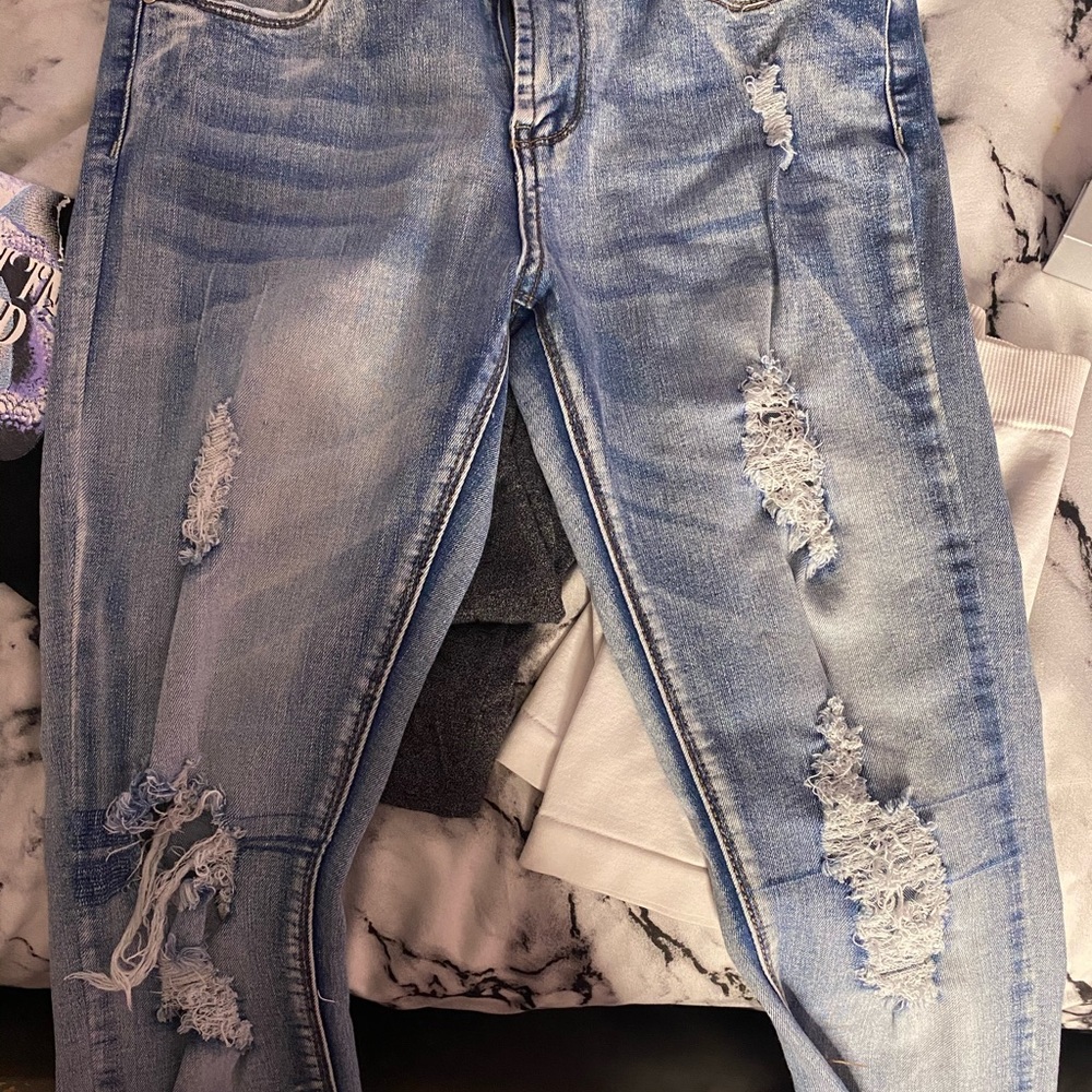 Distressed jeans - Picture 2 of 3